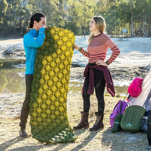 Oppblåsbar fjærlett luftmadrass for backpacking, camping, telttur og hengekøyer tekshop.no