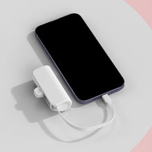 Load image into Gallery viewer, 5000 mAh power bank med kickstand