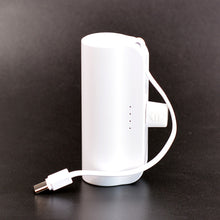 Load image into Gallery viewer, 5000 mAh power bank med kickstand